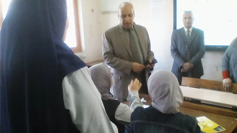 وكيل وزارة التعليم بالأقصر يتفقد الشاشة الإليكترونية بالمدارس