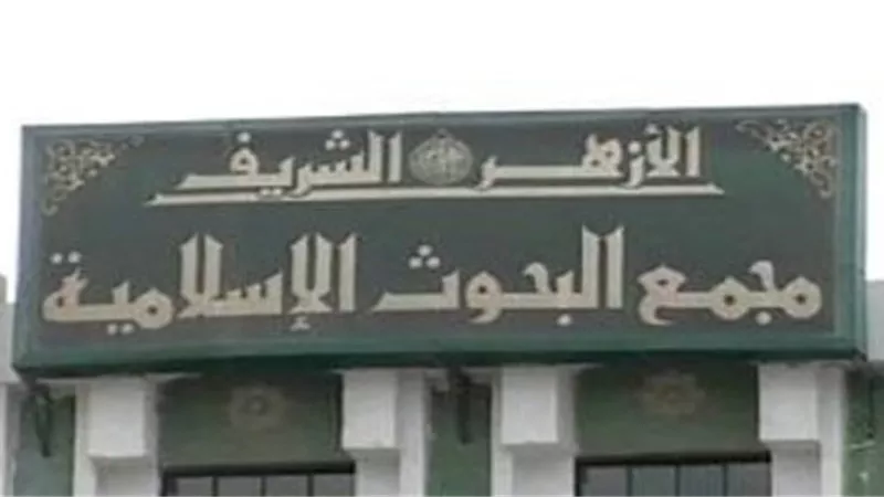 ما حكم نسيان الإمام للتشهد الأول وتلبس بالقيام؟