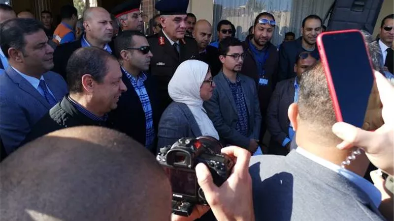 وزيرة الصحة تودع الوافدين من الصين بمطروح.. صور وفيديو