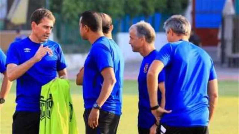 فايلر يحذر لاعبي الأهلي من قوة وسط الزمالك