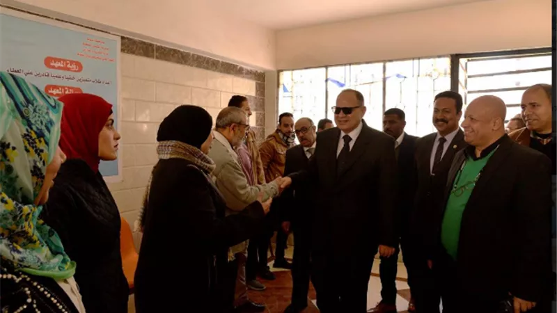 محافظ أسيوط يزور مدرسة التمريض بحي غرب ويشيد بمستوى الطلاب والتدريب العملي بها