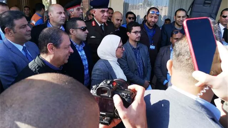 هالة زايد فى وداع العائدين ووهان الصينية بعد انتهاء فترة العزل الصحي بمطروح