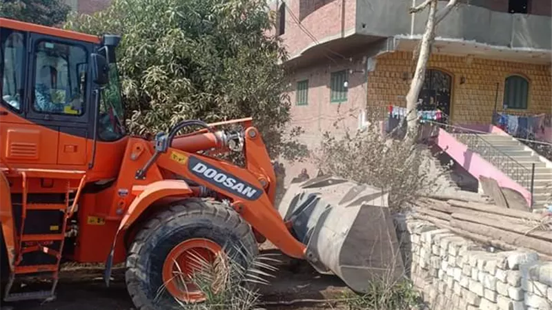 محافظ الجيزة ..أسترداد 5 ألاف فدان أراضي املاك دولة بالواحات البحرية