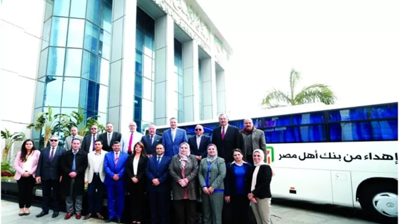 البنك الأهلي المصري يسلم اتوبيسين لنقل طلاب جامعة بنها