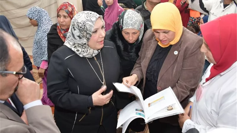رئيس جامعة القناة تقود قافلة عالجت 1074 حالة في الإسماعيلية.صور