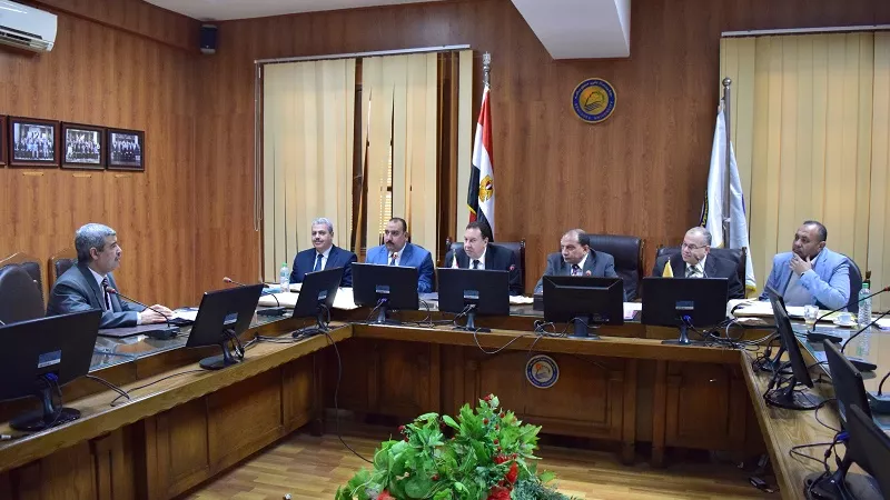 رئيس جامعة بنى سويف يترأس لجنة اختيار القيادات الإدارية