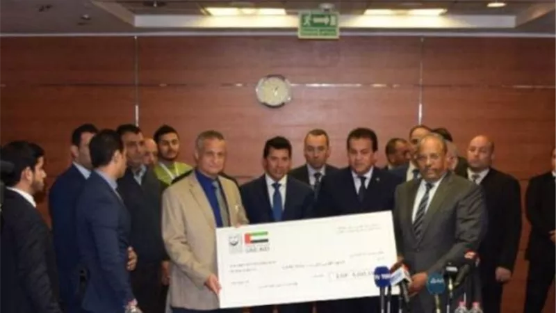 سفير الامارات بالقاهرة يسلم عوائد ماراثون زايد الخيرى للمعهد القومي للأورام