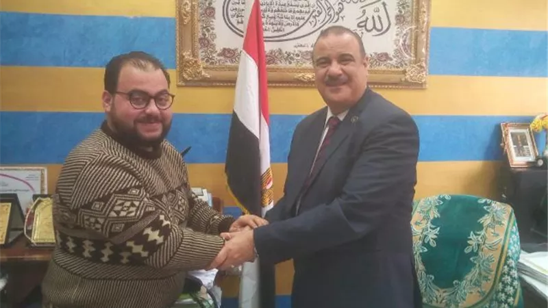 وكيل تعليم القليوبية يكرم موظفا لتفانيه فى عمله