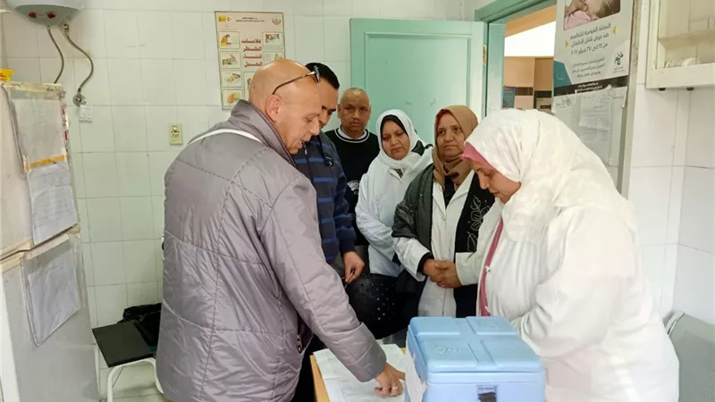 مسعود يحيل طبيبة بوحدة منزل حيان و٤ عاملين بالعصايد للتحقيق.. صور