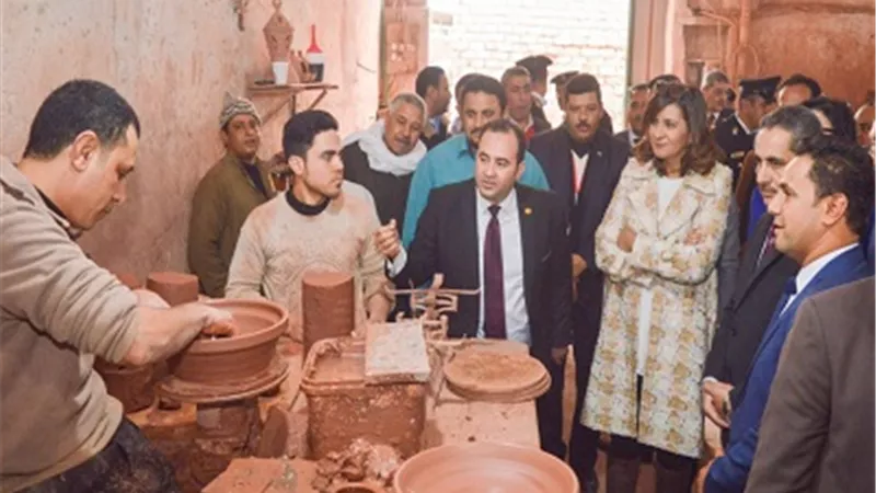 نبيلة مكرم تروج لمنتجات قرية 