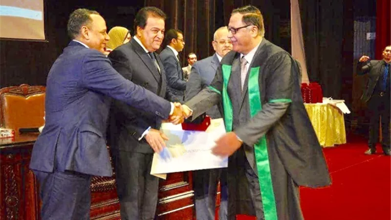 رئيس جامعة القناة تهنئ د.السقا لحصولة على جائزة الدولة للتفوق