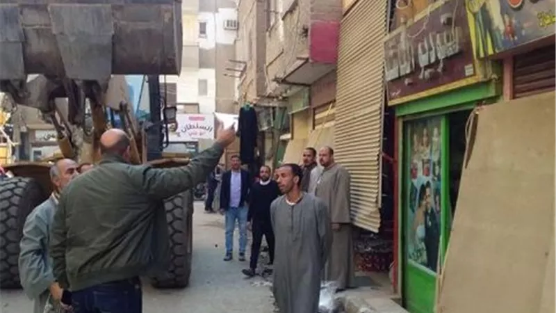 حملات مكثفة لرفع الاشغالات وإزالة الحواجز والبروزات بالقوصية