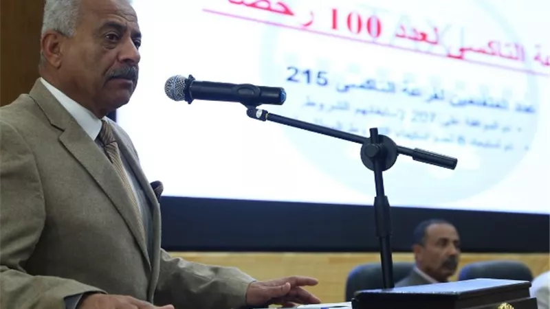 صقر يشهد القرعة العلنية لتوزيع 100 لوحة أجرة تاكسي لابناء السويس