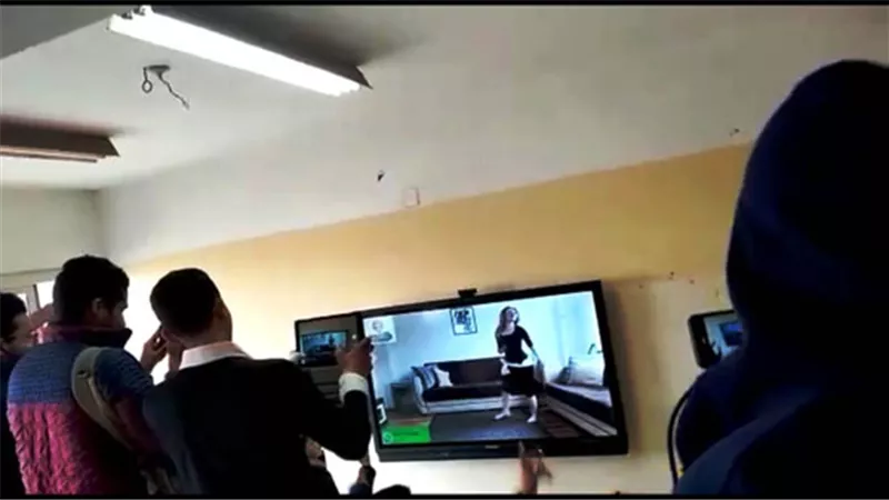 الطلاب رقصوا على أنغام السبورة الذكية .. والمحافـظ يحيل الواقعة للتحقيق