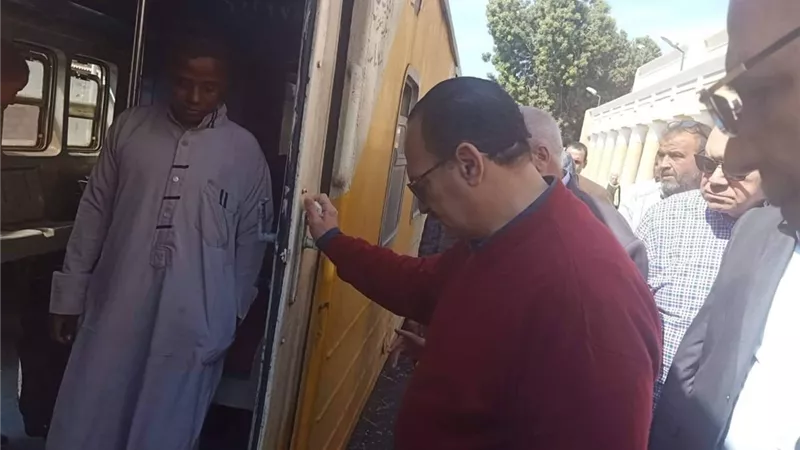 لجنة النقل والمواصلات تفقد محطة قطار أدفو بأسوان .. صور