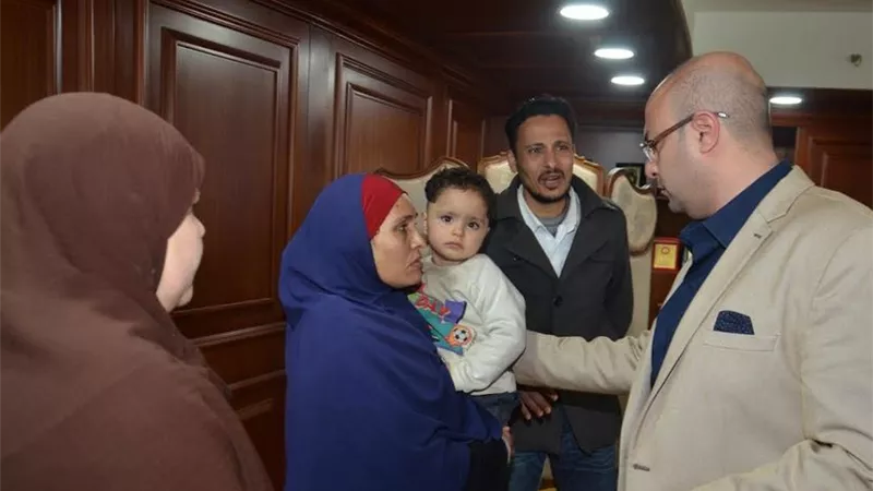 محافظ بني سويف يستقبل 3 أسر لأستقبال علاجهم