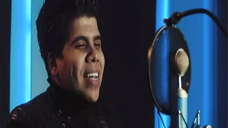 عمر كمال يتحدى قرار وقفه عن الغناء ويتألق فى 