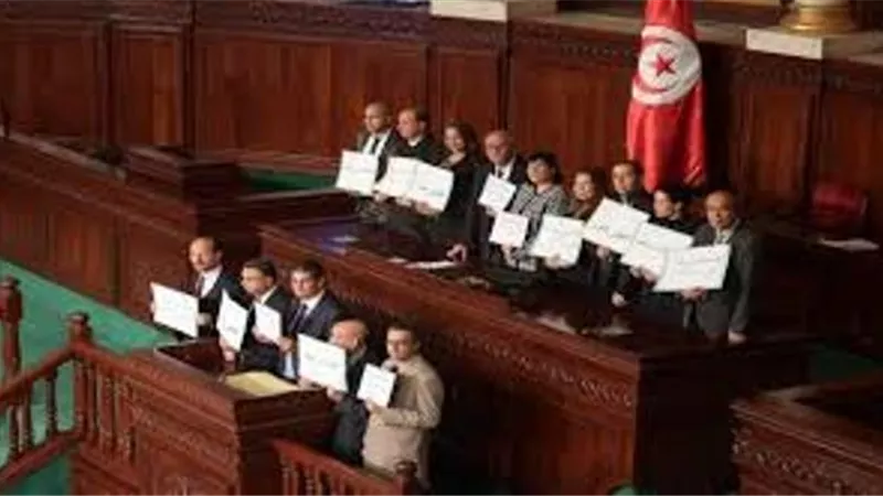 شباب يهددون بشنق أنفسهم على باب البرلمان التونسي