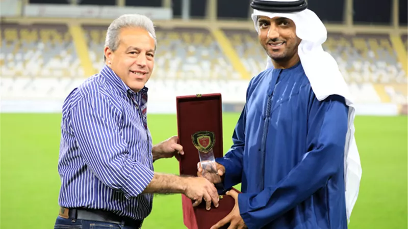 الوحدة الإماراتي يهدي الأهلي درع النادي