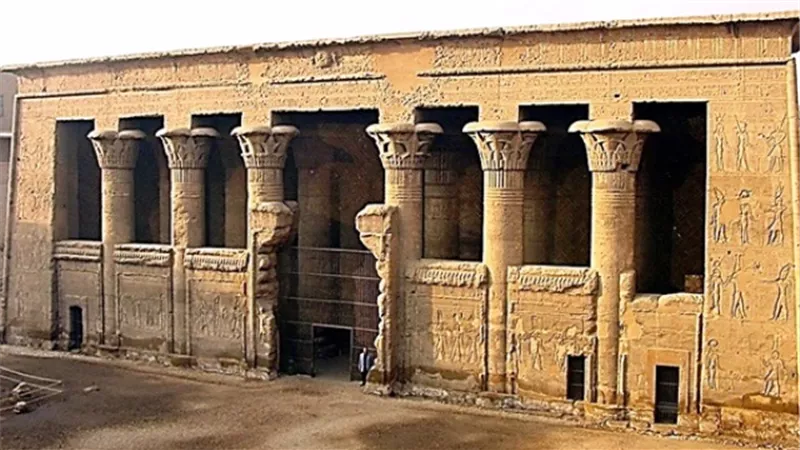 معبد إسنا ..400 عام من البناء الرومانى..والفرعونى مازال تحت الأرض