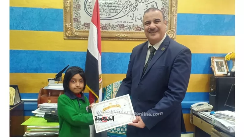 وكيل تعليم القليوبية يكريم طالبة زويل لتصدر المسابقات الفنية محليا وعالميا