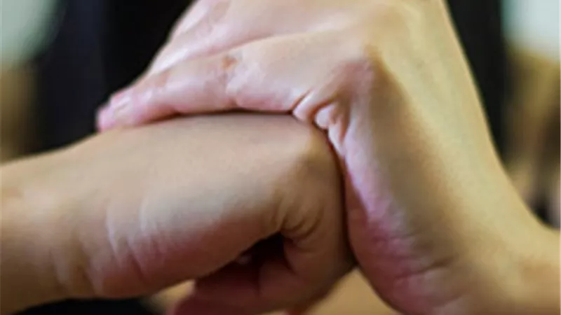 مخاطر طرقعة الأصابع والرقبة يؤدى لـ