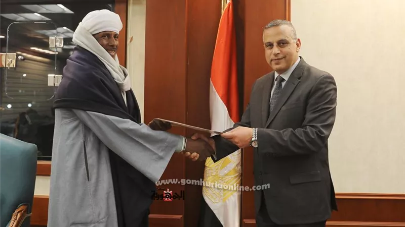 محافظ سوهاج سلم 957 عقدا لتقنين أراضي الدولة وتحصيل 160 مليون جنيه