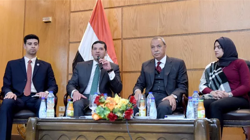 رئيس هيئة الاستثمار يبحث مواجهة تحديات مستثمري القليوبية