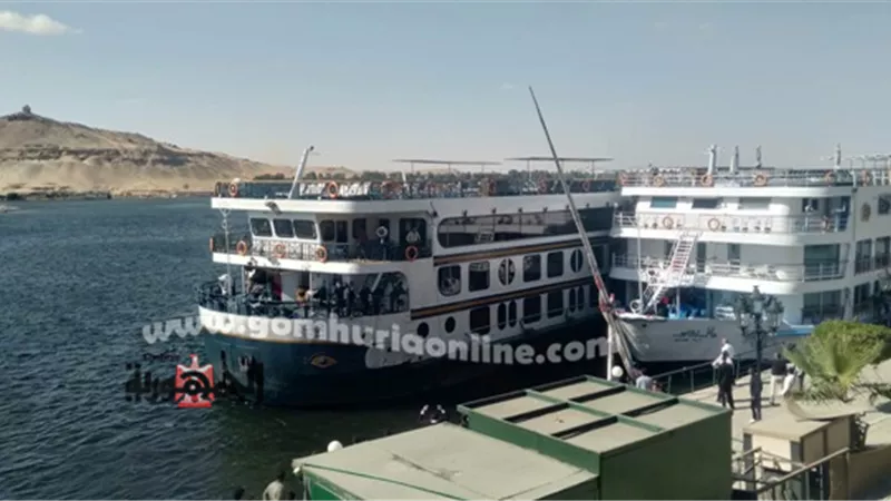 تفاصيل تصادم باخرتين سياحيتين دون خسائر في أسوان .صور