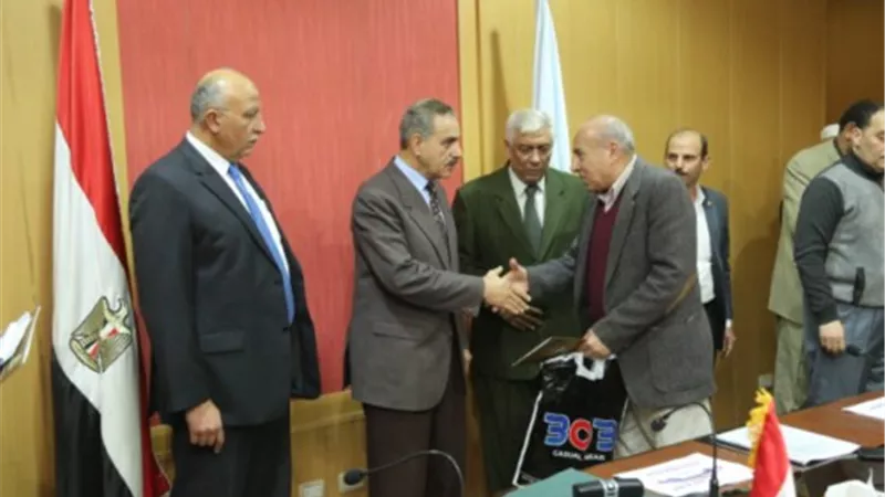 محافظ كفرالشيخ يسلم 10 عقود تقنين أراضي أملاك الدولة للمستفيدين