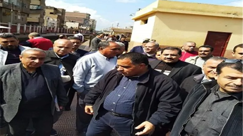 رئيس السكة الحديد يفاجئ العاملين بخط المنصورة/ دمياط