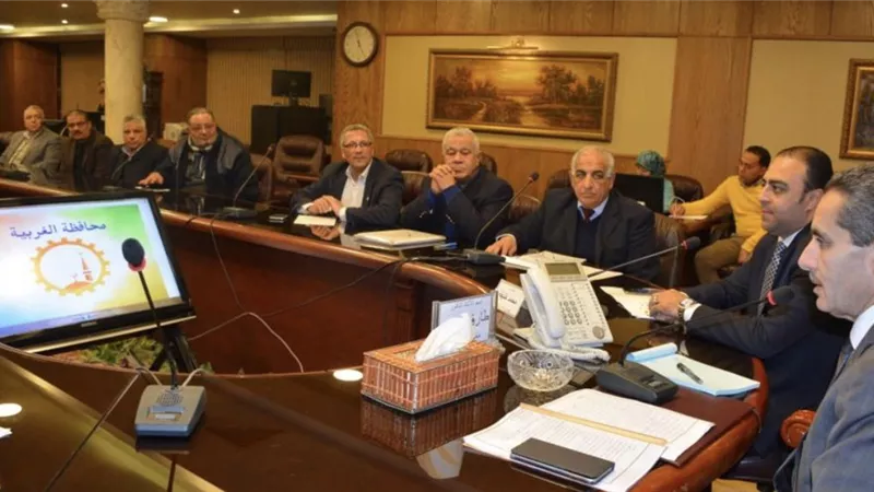 محافظ الغربية .. يلتقي بأصحاب مصانع الغزل والنسيج بالمحلة الكبرى لبحث مشاكلهم
