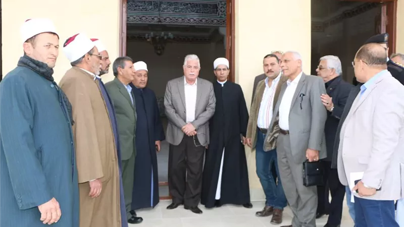 فودة يتفقد مشروعات طرق ومحطة تحلية مياه البحر - صور