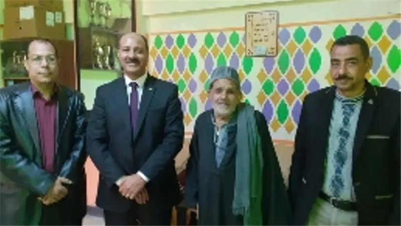 مسن فى الثمانين من عمره يطلب العمل متطوعا لتدريس اللغه العربيه بقوص