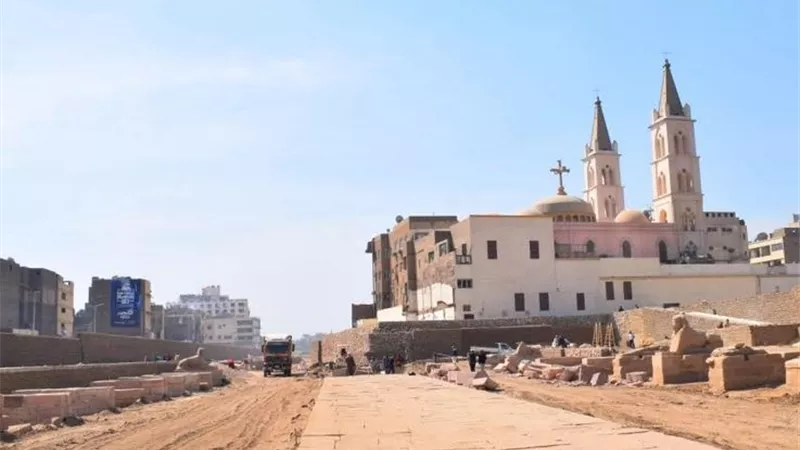 إخلاء ٢٩ أسرة من عمارتين بجوار كنيسة العذراء بالأقصر لإستكمال طريق الكباش