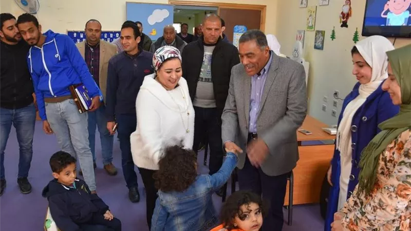 شعيب يزور مكتبة مصر العامة بمطروح للتعرف على الانشطة المختلفة
