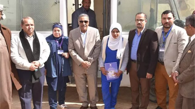 محافظ مطروح يزور أصغر قرية مصرية لبحث مطالبهم