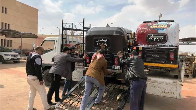 جهاز بدر يتحفظ على 2توك توك ويغلق 5 بدرومات ويحرر15 محضر..بالصور
