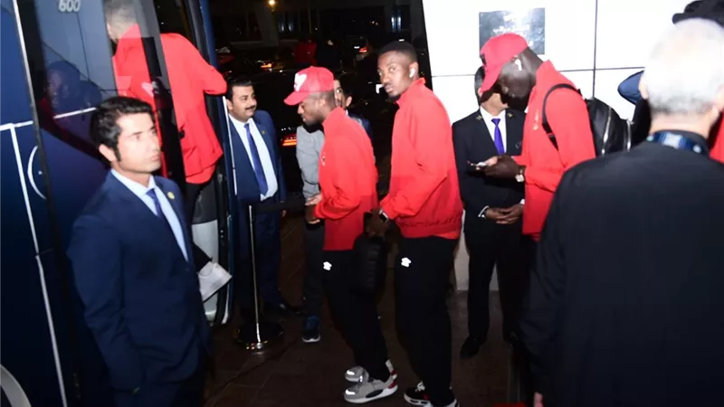 حافلة الأهلى تصل ملعب محمد بن زايد لمواجهة الزمالك بالسوبر