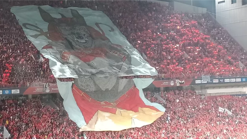 بالصور... دخلات جماهير الاهلى والزمالك قبل السوبر المصرى