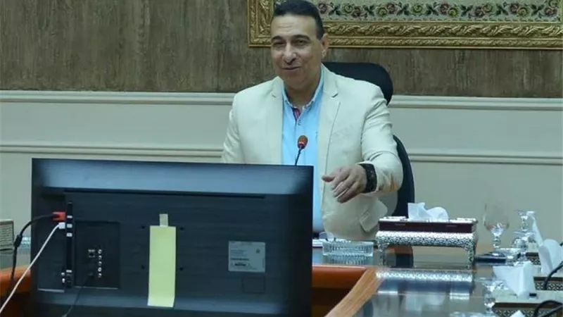 بحث الطلبات المقدمة لإقامة مشروعات سياحية بمطروح