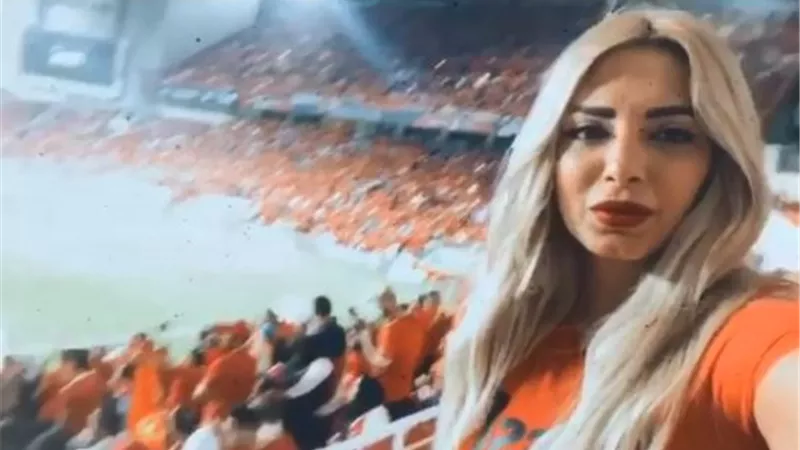 مى حلمى تشجع الأهلى من ملعب محمد بن زايد.. فيديو