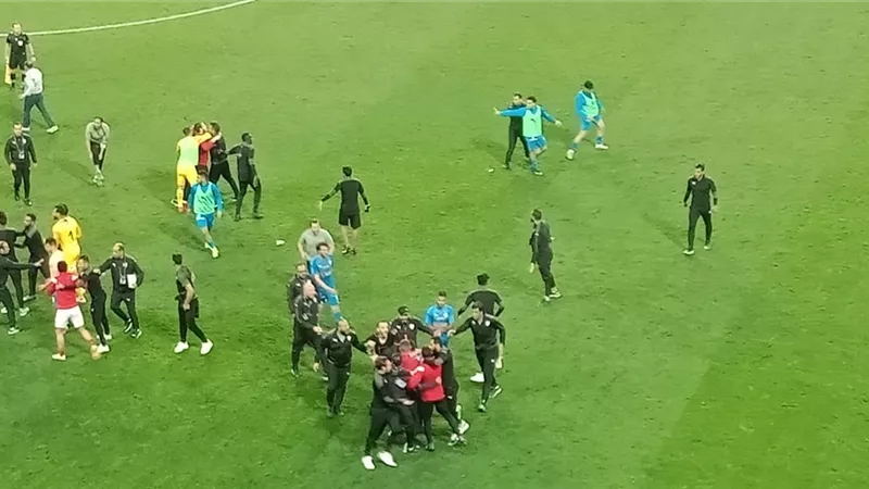 كواليس خناقة لاعبى الأهلى والزمالك عقب إنتهاء السوبر.. صور