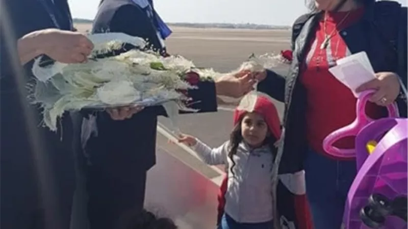 بالورود والشيكولاتة ..مصر للطيران تحتفل بركاب أول رحلة بين شرم و الأقصر