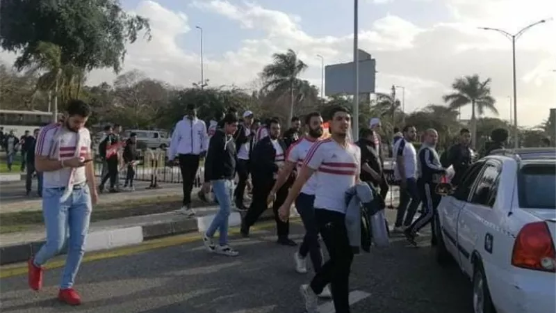 جماهير الزمالك تتوافد علي المطار لإستقبال بعثة النادي بعد الفوز بالسوبر