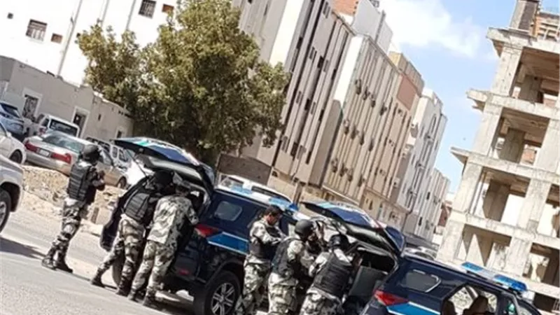 اعتقال شخص أطلق النار على سيارة ودهس قائدها بالمدينة المنورة.. صور