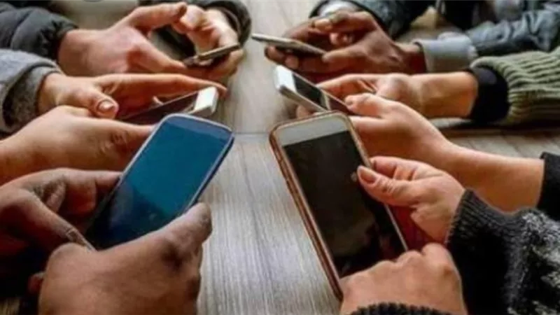 دراسة حديثة : ادمان الهواتف الذكية اسوأ من المخدرات