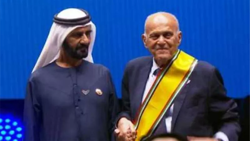 بالفيديو.. لفتة إنسانية لمحمد بن راشد بعد سقوط مجدي يعقوب على المسرح