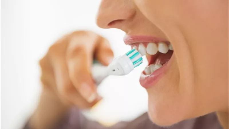 تعرف على اكثر الاخطاء شيوعاً عند تنظيف اسنانك