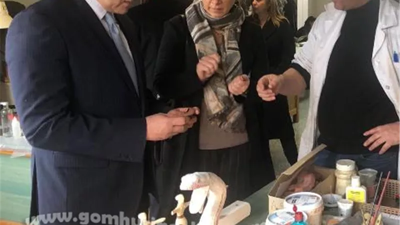 العناني يزور ورشة لإنتاج المستنسخات الأثرية بالعاصمة اليونانية أثينا